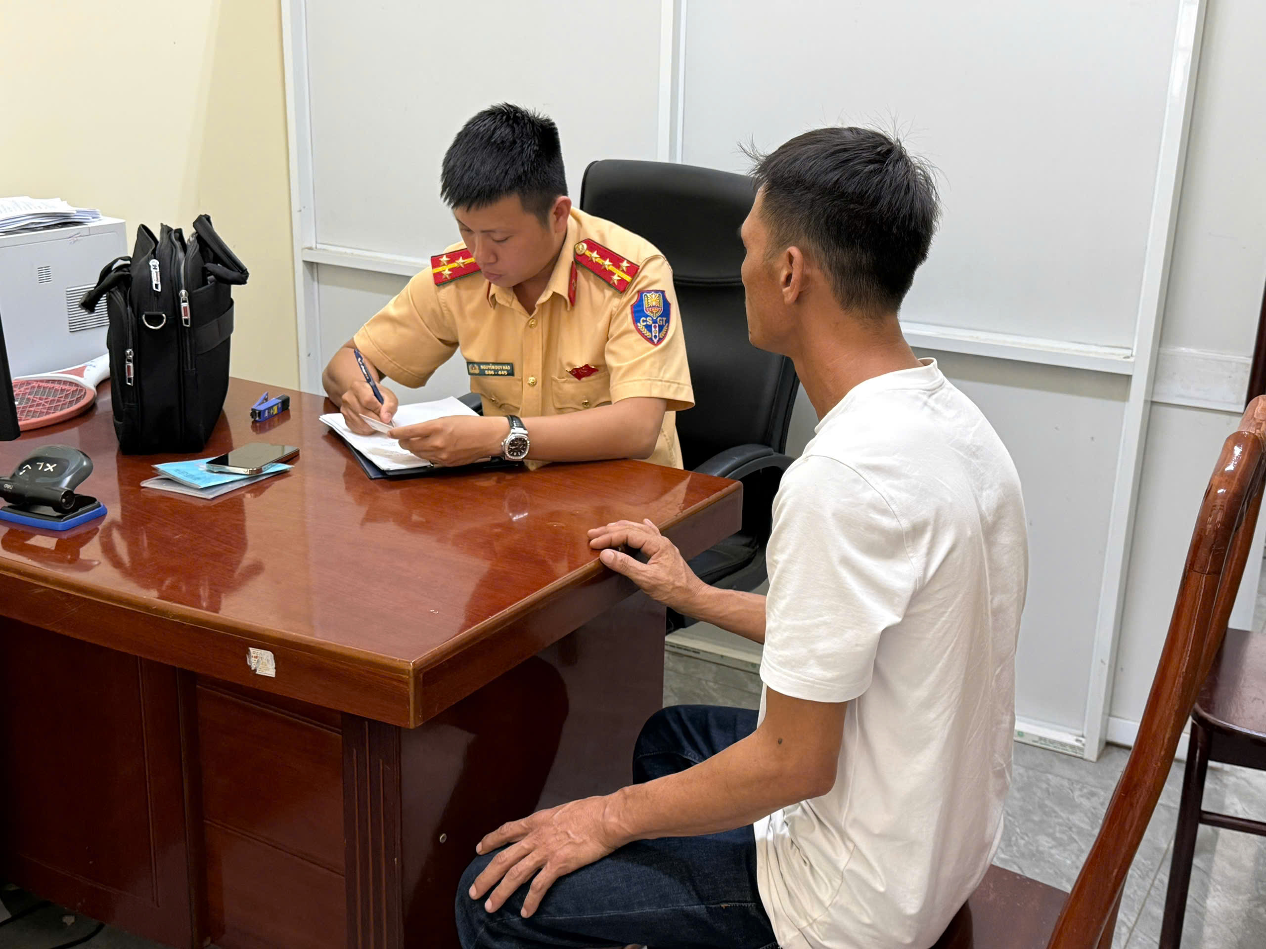 Tài xế xe bán tải trong vụ tai nạn giao thông làm 2 học sinh bị thương ra trình diện cơ quan Công an